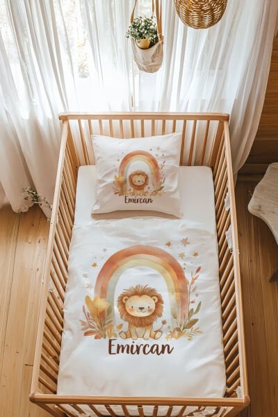 %100 Pamuk Saten İsme Özel Park Yatak Nevresim Takımı (70x120 cm) Gökkuşağı Aslan