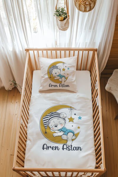 %100 Pamuk Saten İsme Özel Park Yatak Nevresim Takımı (70x120 cm) Çizgili Şapkalı Ayıcık