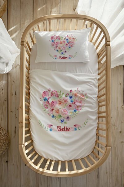 %100 Pamuk Saten İsme Özel Anne Yanı Beşik Nevresim Takımı (60x100 cm) Güllerden Kalp
