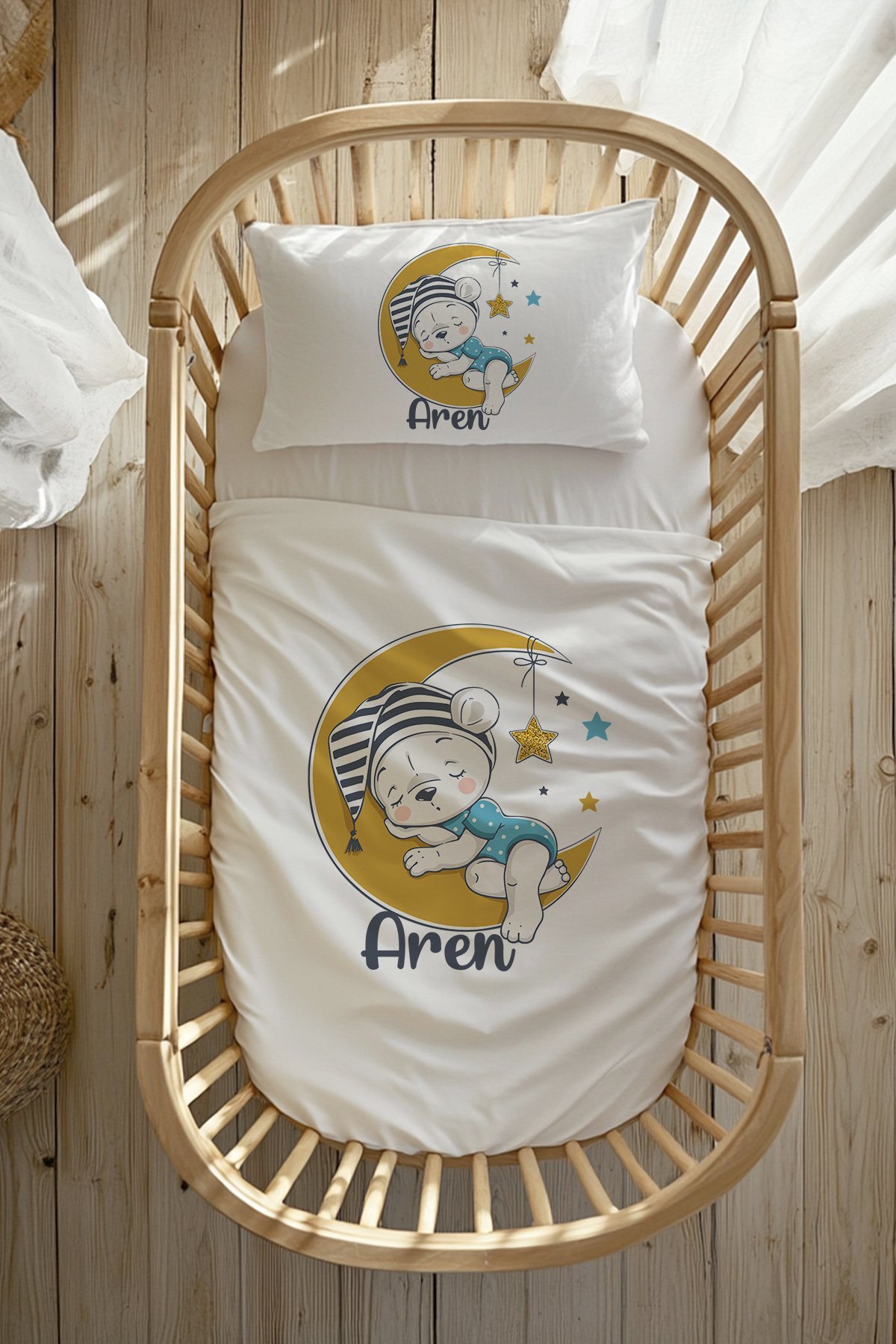 %100 Pamuk Saten İsme Özel Anne Yanı Beşik Nevresim Takımı (60x100 cm) Çizgili Şapkalı Ayıcık