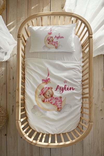 %100 Pamuk Saten İsme Özel Anne Yanı Beşik Nevresim Takımı (60x100 cm) Pembe Pijamalı Ayıcık