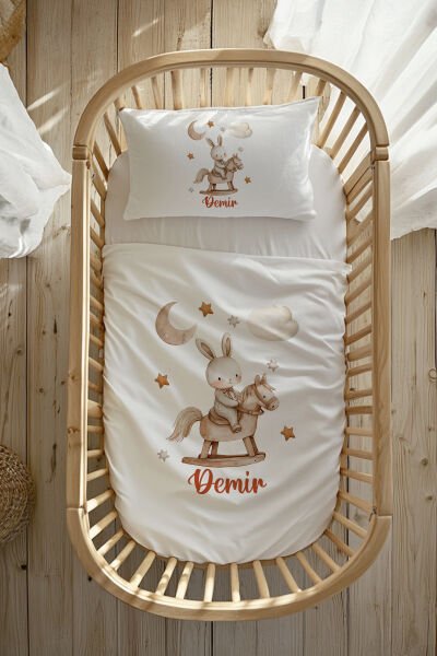 %100 Pamuk Saten İsme Özel Anne Yanı Beşik Nevresim Takımı (60x100 cm) Tahta At ve Tavşan