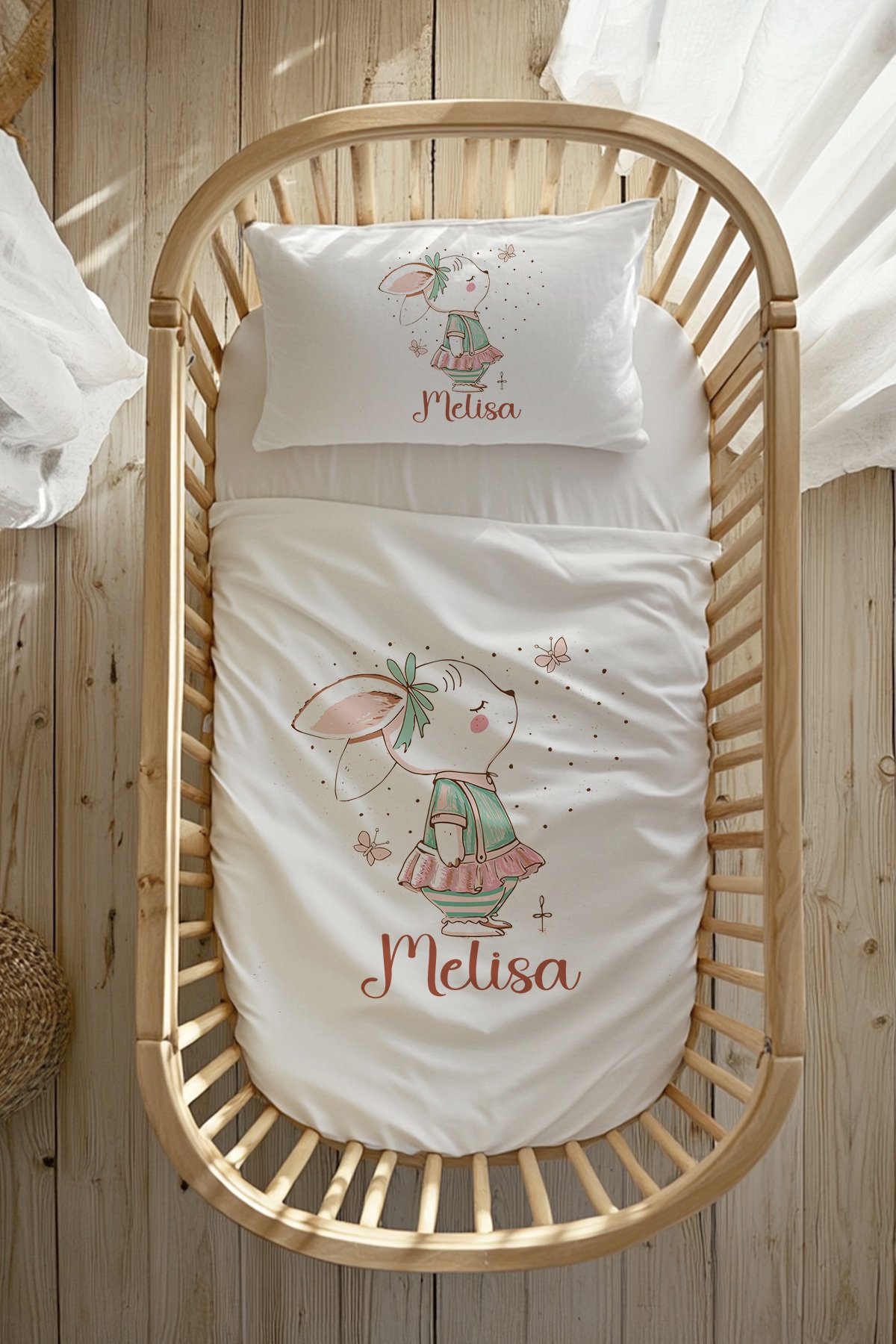 %100 Pamuk Saten İsme Özel Anne Yanı Beşik Nevresim Takımı (60x100 cm) Pembe Elbiseli Tavşan