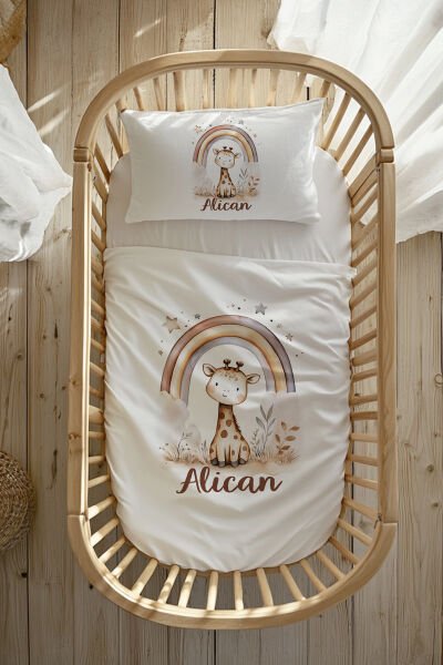 %100 Pamuk Saten İsme Özel Anne Yanı Beşik Nevresim Takımı (60x100 cm) Gökkuşağı Zürafa