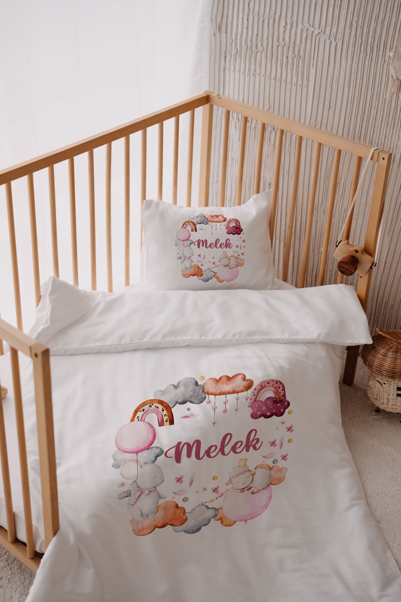 %100 Pamuk Saten İsme Özel Bebek Yatak Nevresim Takımı (100x150 cm) Kuzu ve Tavşan Bulutlarda