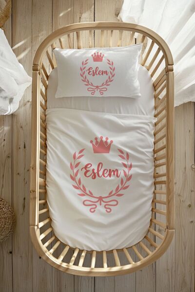 %100 Pamuk Saten İsme Özel Anne Yanı Beşik Nevresim Takımı (60x100 cm) Pembe Çelenk